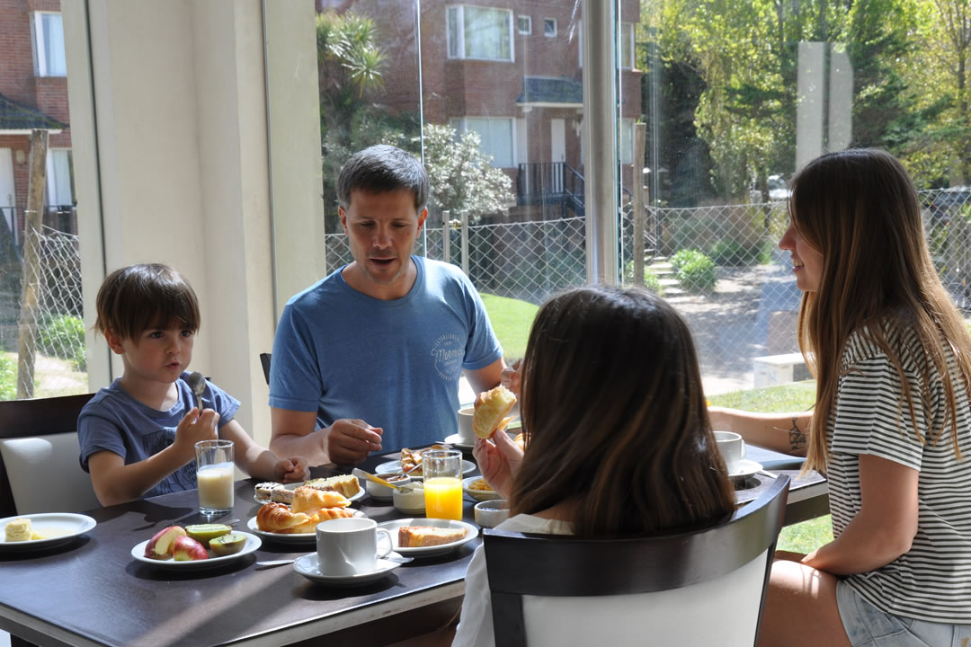 Desayuno buffet en un entorno ideal
